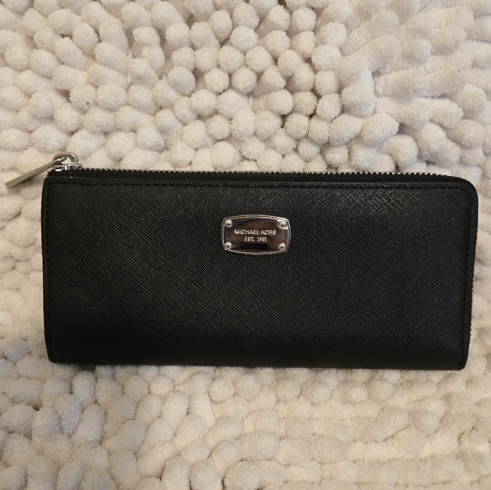 Michael Kors Black Leather Jet Set Zip Wallet Beautiful Inside And Out